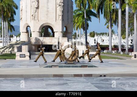 Ändern der Wachen Zeremonie an Santa Ifigenia Soldatenfriedhof in der Nähe des Grabes von Fidel Castro in Santiago de Cuba Stockfoto