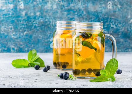 Orange Blueberry Detox Wasser Stockfoto
