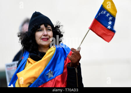 Eine Demonstrantin wird gesehen, winkt ein venezolanischer Flagge während der Hände weg von Venezuela Protest in London. Die Demonstranten versammelten sich vor BBC die voreingenommene Berichterstattung über Venezuela und gegen den Putsch zu protestieren. In Solidarität mit Venezuela, Demonstranten fordern jede Drohung einer militärischen Intervention in Venezuela durch die USA zu stoppen. Stockfoto