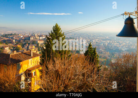 Sonnenuntergang auf niedrigen Bergamo Bergamo Panorama von oben gesehen Stockfoto