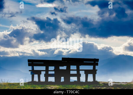 Bänke und Tisch in die Wolken Stockfoto