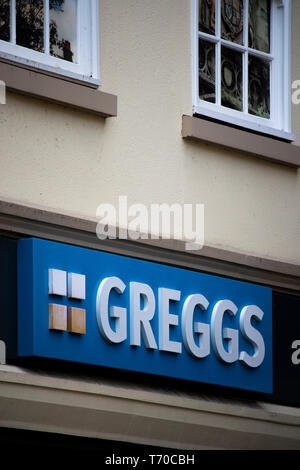 Greggs Schild über Einzelhandelsflächen, größte Bäckereikette in Großbritannien, Produkte gehören backt, Sandwiches und süßen Speisen mit Donuts Stockfoto