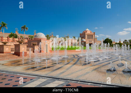 Park in Abu Dhabi Stadt am sonnigen Tag Stockfoto