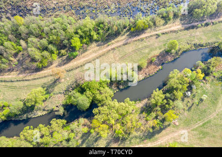 Antenne Blick von oben auf die Feder Landschaft mit grünen Bäumen und Fluss Stockfoto