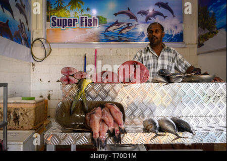 Fischhändler an seinem Messestand in Kandy Municipal Central Market, Kandy, Sri Lanka Stockfoto