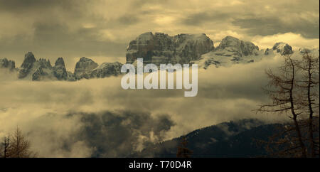 Die schneebedeckten Alpen Berge in Wolken Stockfoto