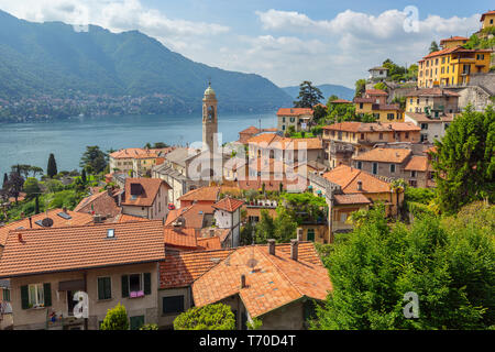 Kirche in der Stadt an der Küste von Comer see Stockfoto