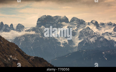 Die schneebedeckten Alpen Berge in Wolken Stockfoto