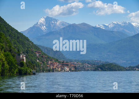 Comer See zwischen Bergen in Italien Stockfoto