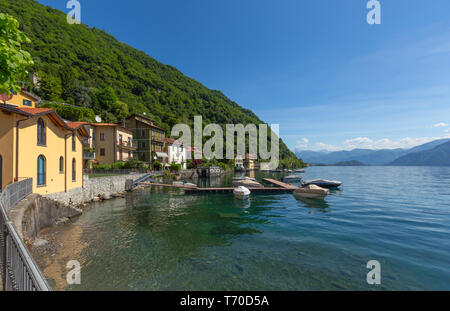 Comer See zwischen Bergen in Italien Stockfoto