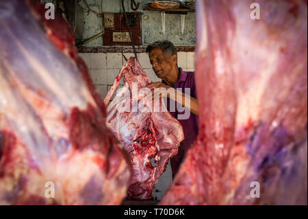 Metzger schneiden von Fleisch in Kandy Municipal Central Market, Kandy, Sri Lanka Stockfoto