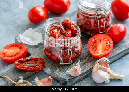 Sonnengetrocknete Tomaten mit Kräutern und Olivenöl in jar. Stockfoto