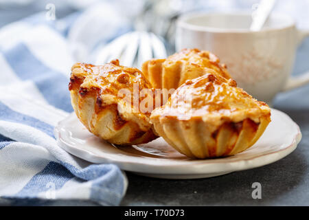 Traditionelle Fleisch mini Torten auf einer Platte. Stockfoto