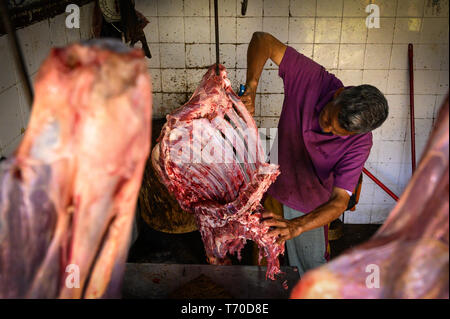 Metzger schneiden von Fleisch in Kandy Municipal Central Market, Kandy, Sri Lanka Stockfoto