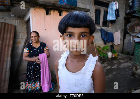 Portrait eines Mädchens mit ihrer Mutter im Hintergrund, Kandy, Sri Lanka Stockfoto