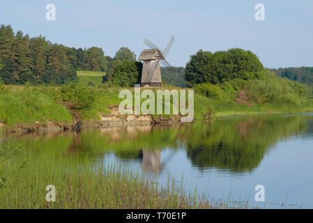 Alte Mühle am Ufer des Flusses Sorot am Morgen des Juni. Mikhailovskoe, Puschkin Berge Stockfoto