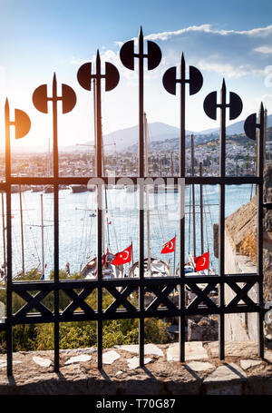 Türkei Flaggen auf dem Boot in der Marina Hafen Tag im Yachthafen von Bodrum Stockfoto