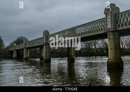 Kew Bahn, Brücke (aka Strand-auf-der-grünen Brücke) über den Fluss Themse, Ke, größere, London, England, Vereinigtes Königreich. Stockfoto