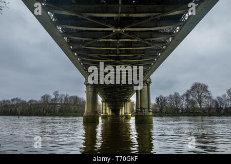 Kew Bahn, Brücke (aka Strand-auf-der-grünen Brücke) über den Fluss Themse, Ke, größere, London, England, Vereinigtes Königreich. Stockfoto