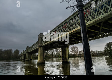 Kew Bahn, Brücke (aka Strand-auf-der-grünen Brücke) über den Fluss Themse, Ke, größere, London, England, Vereinigtes Königreich. Stockfoto