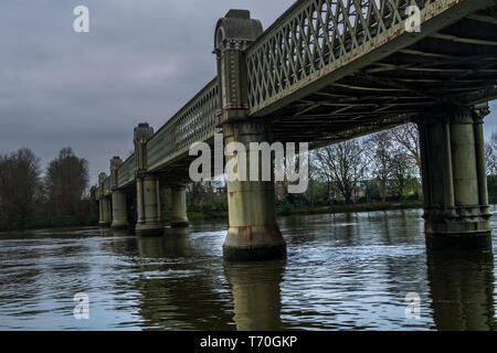 Kew Bahn, Brücke (aka Strand-auf-der-grünen Brücke) über den Fluss Themse, Ke, größere, London, England, Vereinigtes Königreich. Stockfoto