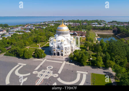 Blick auf St. Nikolaus Marine Kathedrale an einem sonnigen Tag (Luftaufnahmen). Kronstadt, Russland Stockfoto