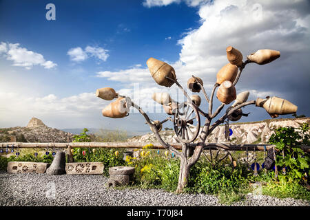 View Point im Taubental und Baum mit Töpfen in Kappadokien, Türkei eingerichtet Stockfoto