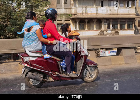 Eine indische vierköpfige Familie - Vater, Mutter, junger Sohn und Tochter - fährt auf einem Überflug in Mumbai, Indien, auf einem Motorroller Stockfoto