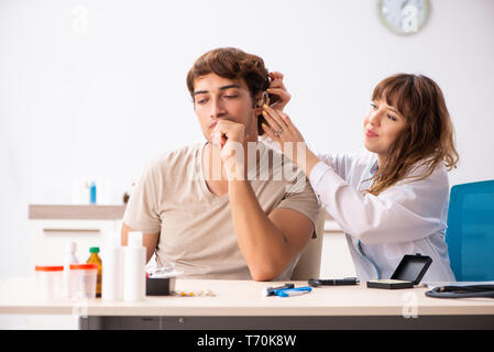Patienten mit Hörproblem besuchen Arzt otorhinolaryngologi Stockfoto