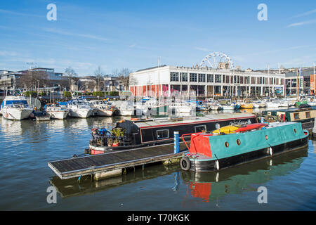 Bristol Schwimmenden Hafen in Bordeaux Quay, West Country, mit allerlei Vergnügen Boote angelegt, in der auf einem hellen, sonnigen Tag. Stockfoto