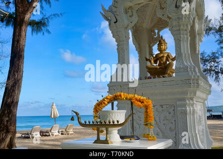 Ein Schrein zu hinduistischen Gott Brahma im Dusit Laguna Resort am Bang Tao Beach, Phuket, Thailand Stockfoto