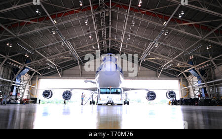 Eine E-4B Flugzeug ist aus dem Hangar 17. Juni 2009, in der Offutt Air Force Base in Nebraska geschleppt. Die E-4B als nationale Airborne Operations Center für Präsident, Sekretär des Verteidigungsministeriums und des Generalstabs dient. (U.S. Air Force Foto von Josh Plueger) Stockfoto
