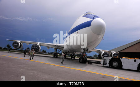Eine E-4B Flugzeug ist aus dem Hangar 17. Juni 2009, in der Offutt Air Force Base in Nebraska geschleppt. Die E-4B als nationale Airborne Operations Center für Präsident, Sekretär des Verteidigungsministeriums und des Generalstabs dient. (U.S. Air Force Foto von Josh Plueger) Stockfoto