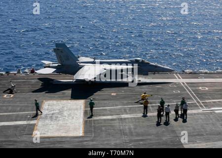 190429-N-MM 912-1066 MITTELMEER eine F/A-18E Super Hornet aus dem idewinders" von Strike Fighter Squadron (VFA) 86 startet von der Flight Deck der Nimitz-Klasse Flugzeugträger USS Abraham Lincoln (CVN 72). Abraham Lincoln wird als Teil der Abraham Lincoln Carrier Strike Group (ABECSG) zur Unterstützung der Zusammenarbeit im Bereich der Sicherheit im Seeverkehr Bemühungen in den USA 5., 6. und 7. Der US-amerikanische Flotte Arbeitsgebiete. Mit Abraham Lincoln als Flaggschiff, bereitgestellt Streik Vermögenswerte des Konzerns gehören Personal, Schiffe und Flugzeuge von Carrier Strike Group 12 (CSG 12), Destroyer Squadron 2 (2), uns DESRON Stockfoto