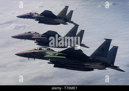 F-15E Strike Eagles, die 494th Fighter Squadron Antenne Ausbildung über der Nordsee am 29. April. Die 494Th führt Routine training täglich, um sicherzustellen, dass der 48th Fighter Wing einzigartige Air Combat Fähigkeiten bringt der Kampf, wenn man durch die United States Air Forces in Europe-Air Kräfte in Afrika. (U.S. Air Force Foto/Tech. Sgt. Matthäus Plew) Stockfoto