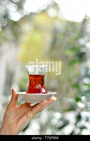 Weibliche hand Glas türkischen Tee Stockfoto
