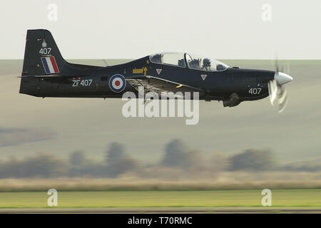 Royal Air Force, RAF zeigen kurzes Tucano T1-Trainingsflugzeug, das tief zum Boden fliegt. ZF407. Die Shorts Tucano T1 wurden aus Embraer EMB-312 Tucano entwickelt Stockfoto