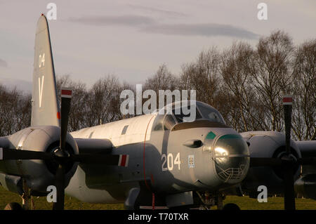 Die niederländische Marine Lockheed P-2H Neptune Seefahrtpatrouille und U-Boot-Flugzeug im RAF Museum, Cosford, Großbritannien. Externes Display Stockfoto