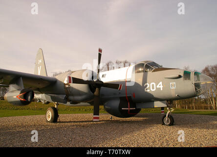 Die niederländische Marine Lockheed P-2H Neptune Seefahrtpatrouille und U-Boot-Flugzeug im RAF Museum, Cosford, Großbritannien. Externes Display Stockfoto