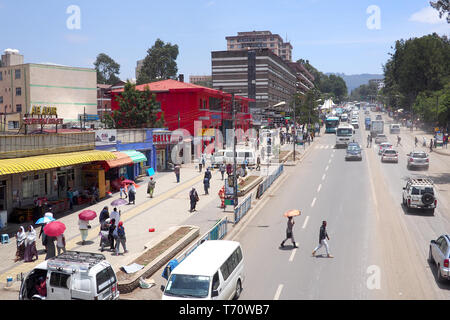 Addis Abeba, Äthiopien - 9. April 2019: eine belebte Straße in der äthiopischen Hauptstadt Addis Abeba. Stockfoto