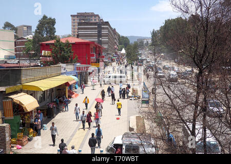 Addis Abeba, Äthiopien - 9. April 2019: eine belebte Straße in der äthiopischen Hauptstadt Addis Abeba. Stockfoto