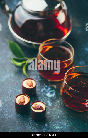 Glas Tassen Kaffee und Teekanne auf den Tisch Stockfoto