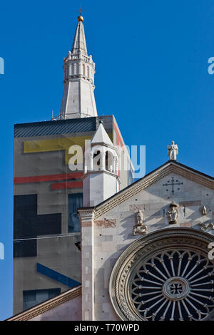 Modena: scorcio della facciata del Duomo e della Ghirlandina, ricoperta dall'Opera di Mimmo Paladino. Il'telo" di Paladino è stato commissionato in o Stockfoto