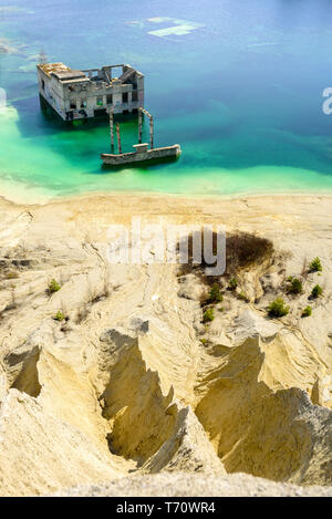 Verlassenen Steinbruch und Gefängnis Rummu, Estland. Blick von der Sand Hill zu überflutete Steinbruch. Strand mit blauem Wasser Stockfoto