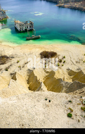 Verlassenen Steinbruch und Gefängnis Rummu, Estland. Blick von der Sand Hill zu überflutete Steinbruch. Strand mit blauem Wasser Stockfoto