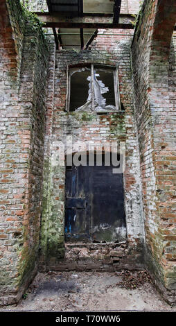 Bild des alten stillgelegten verlassenen Gebäude in der Nähe von Snape in Suffolk, verfallen Stockfoto