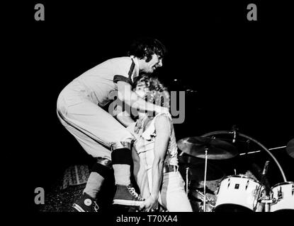 ROTTERDAM, Niederlande - 27. Oktober: Keith Moon und Roger Daltreyof der Who auf der Bühne im Ahoy in Rotterdam, Niederlande, am 27. Oktober 1975. (Foto von Gijsbert Hanekroot) Stockfoto