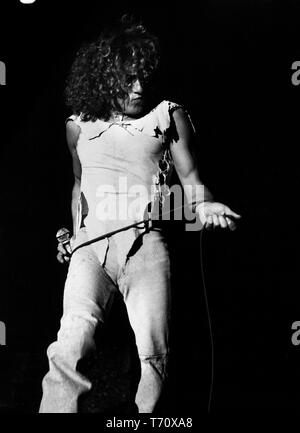 ROTTERDAM, Niederlande - Roger Daltrey der Who auf der Bühne bei einem Konzert im Ahoy in Rotterdam, Niederlande, am 27. Oktober 1975. Stockfoto