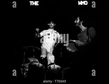 ROTTERDAM, Niederlande: Keith Moon und Pete Townshend Der Who auf der Bühne bei einem Konzert im Ahoy in Rotterdam, Niederlande, am 27. Oktober 1975. Stockfoto