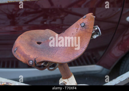 Alte, abgetragene Leder Fahrrad Sattel close up Stockfoto